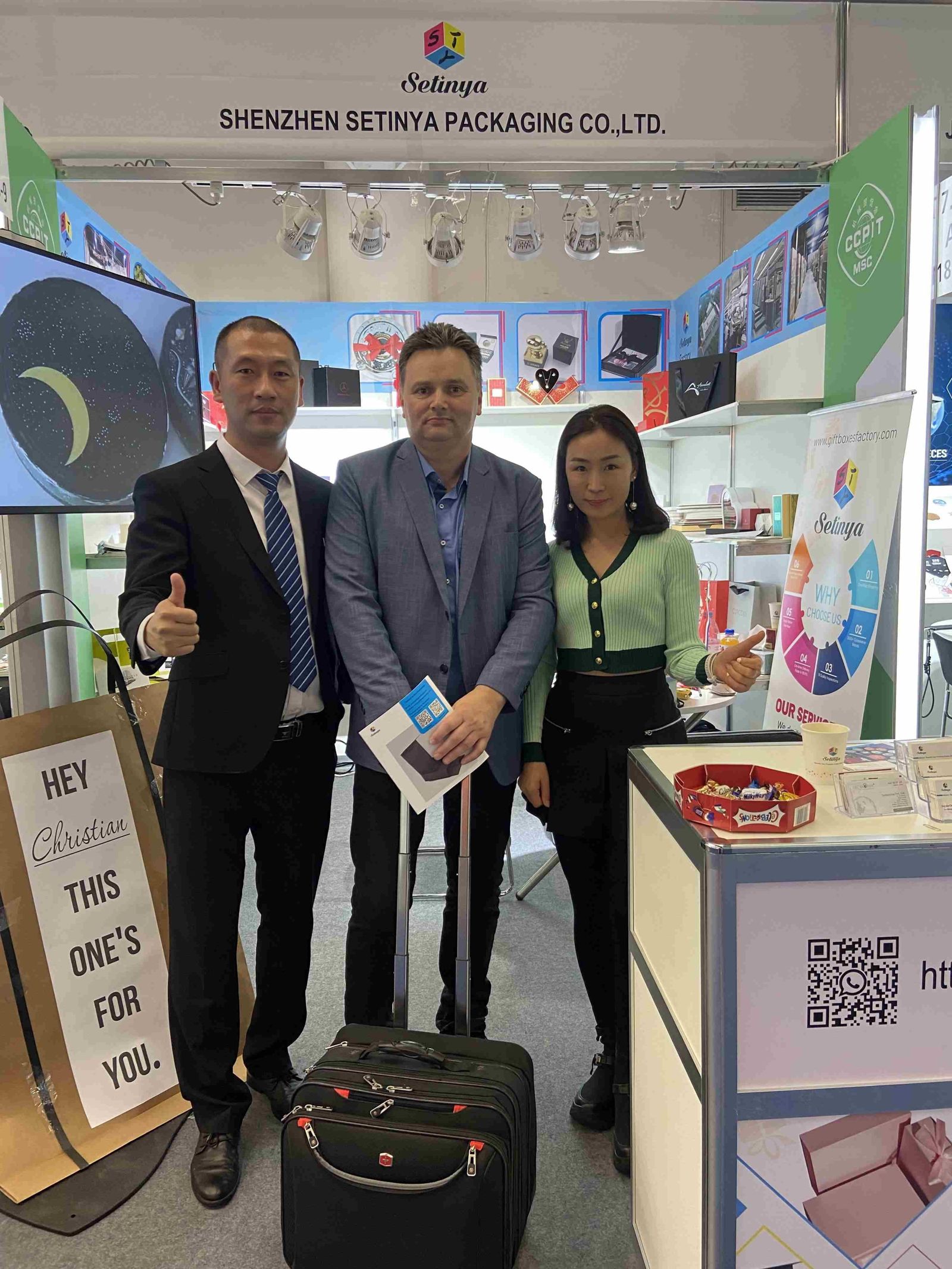 Setinya exhibition staff